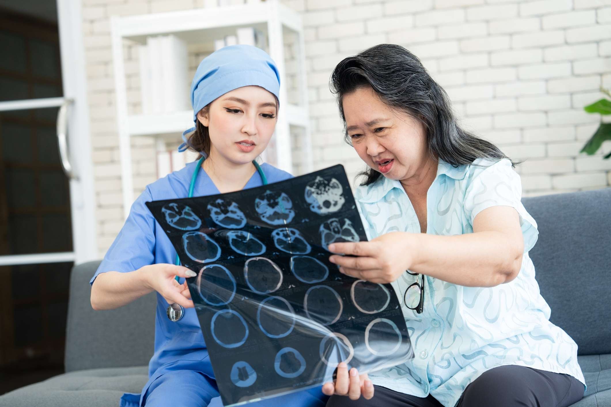 Doctor reviews brain scan with patient, symbolizing help from a San Diego brain injury lawyer.