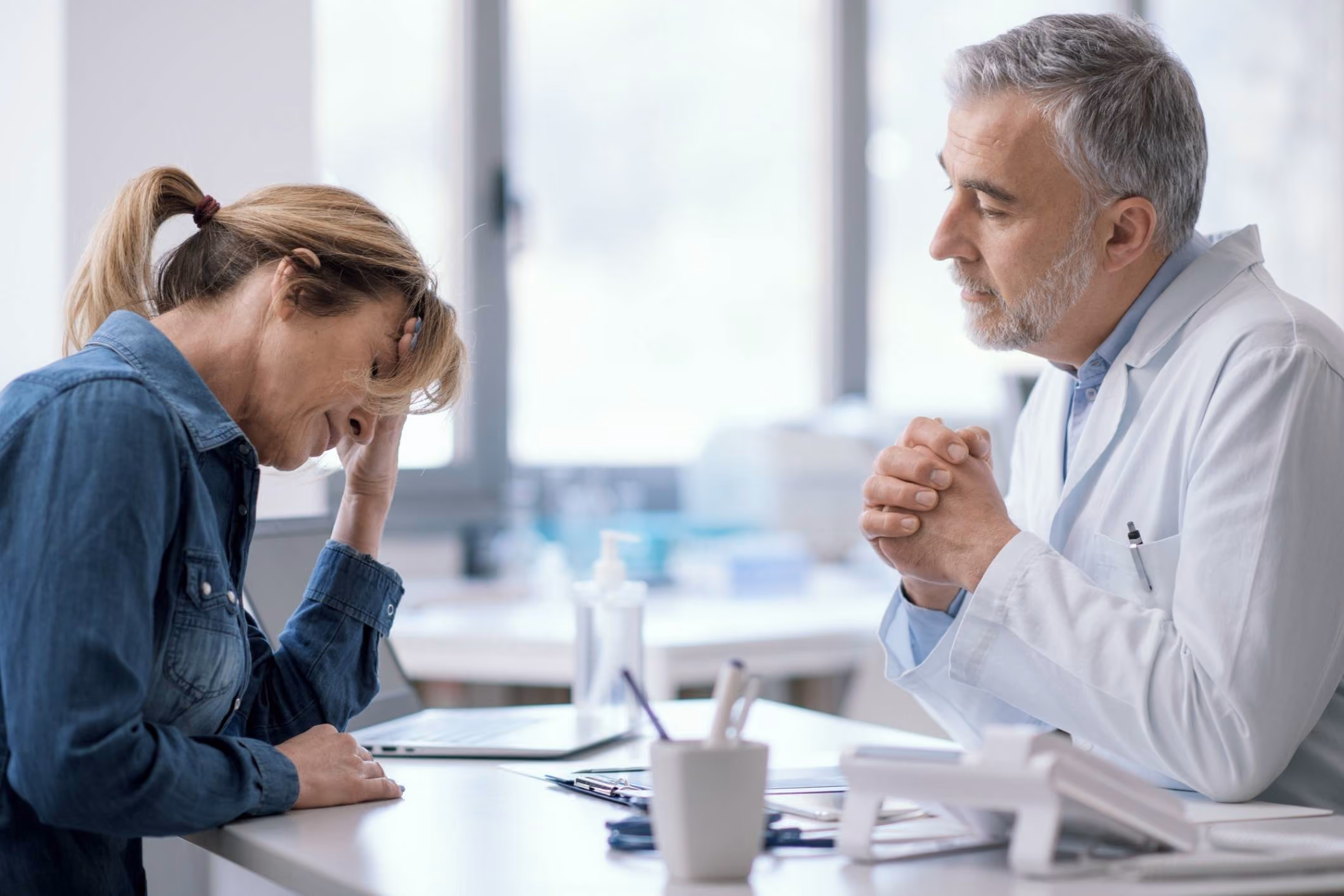Médico dando malas noticias a un paciente, representando casos de abogados de negligencia médica en Encinitas.