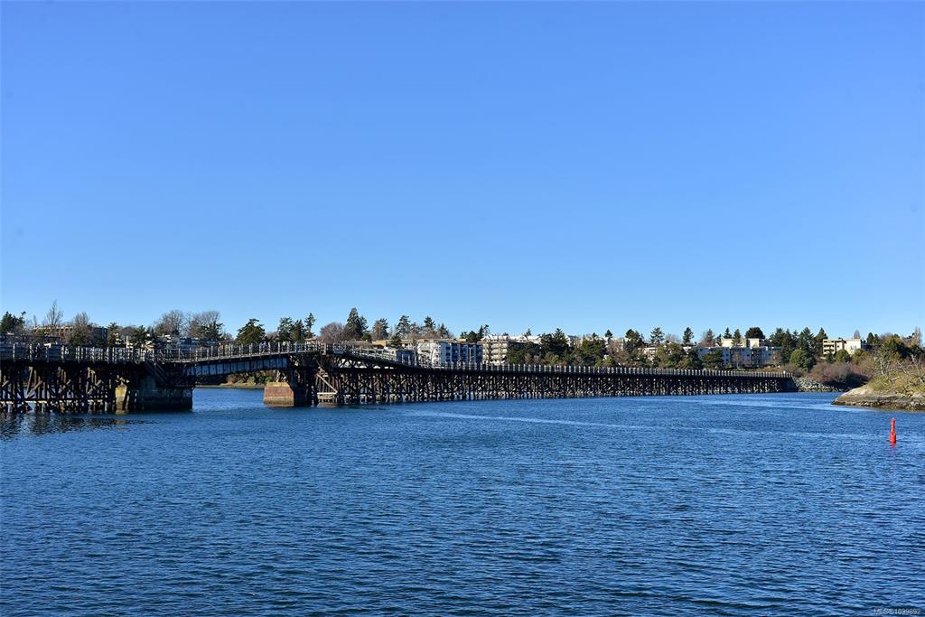 Bonds Landing at RailYards — building photo 7