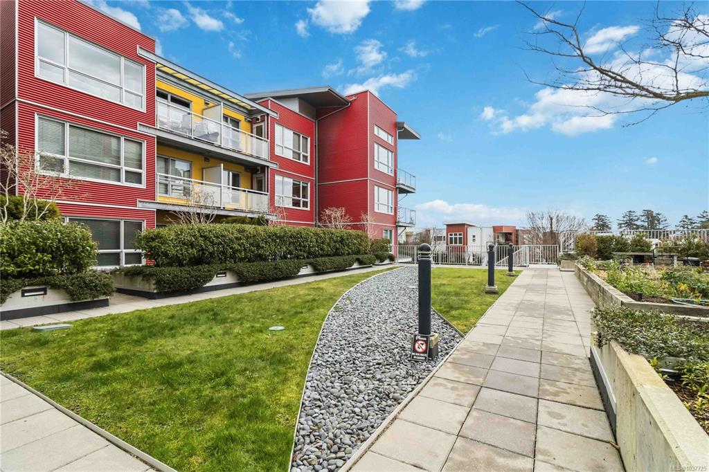 Bonds Landing at RailYards — building photo 2
