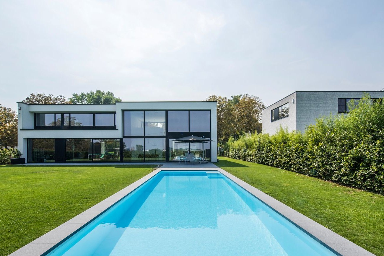 One-piece skimmer pool by Central Pool, Aqualuxe