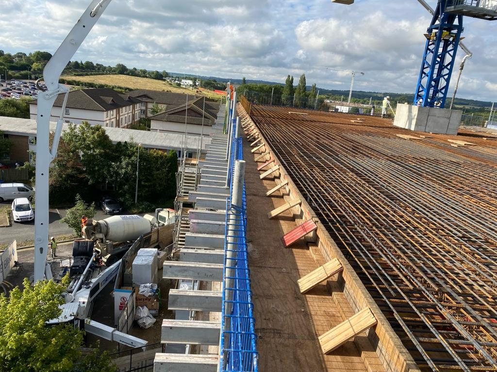 Edge formwork and reinforcement from the crane