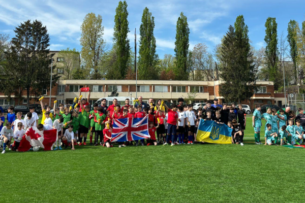 Dăruim prin fotbal: Cum sprijină British Football School comunitățile dincolo de terenul de joc