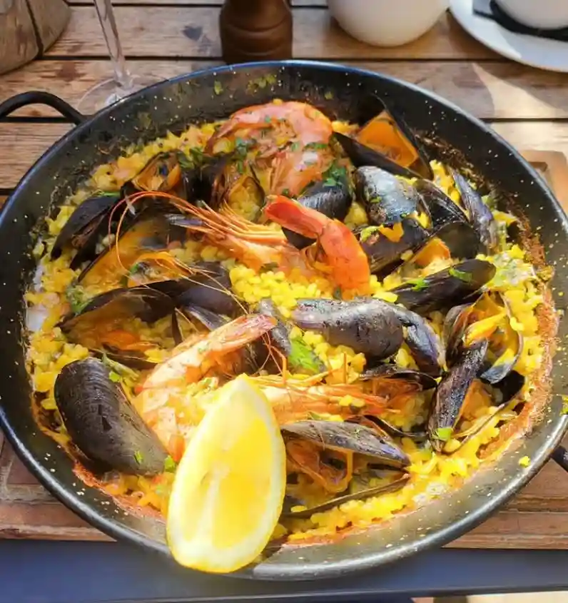 Paella in the sun? Yes please 🙏 @urbanpubsandbars #urbanpubsandbars #paella #alfrescolunch #pubgarden #highgatevillage #pubsofinstagram #pubsoflondon #n6 #pubfood