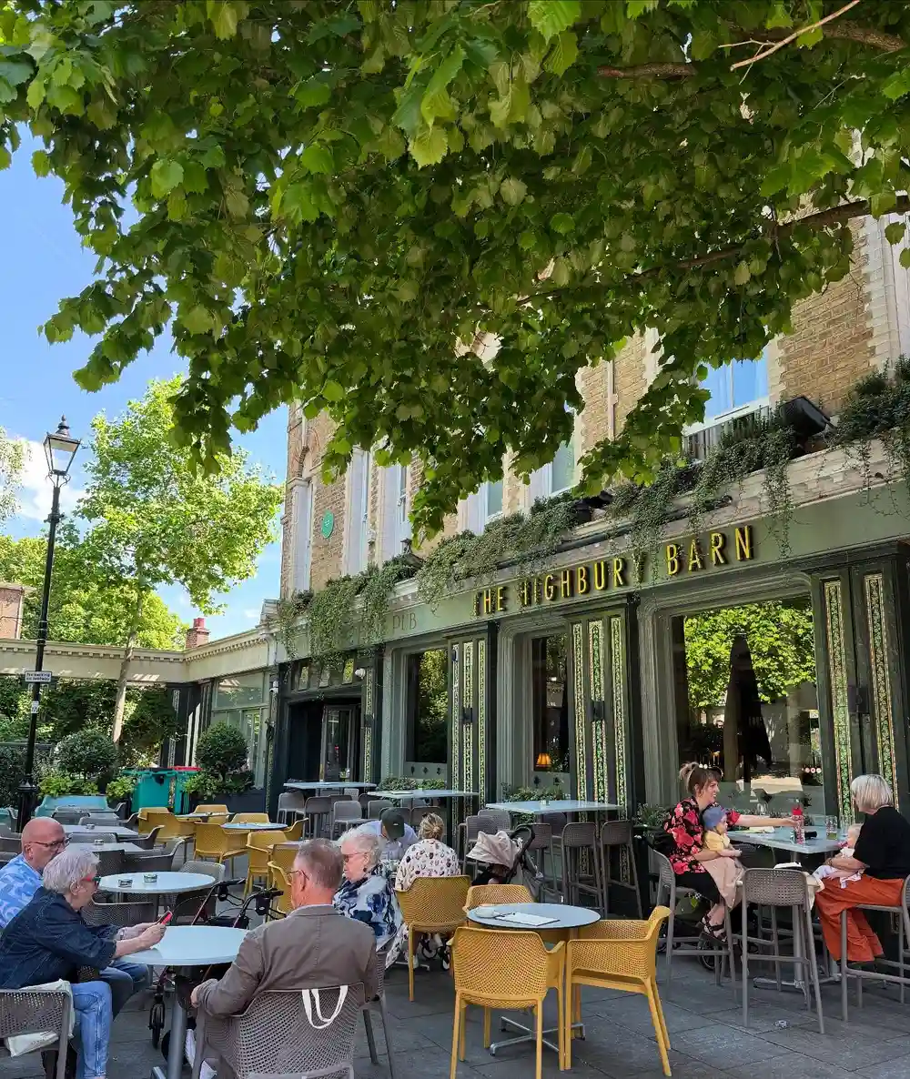 Come and spend the bank holiday weekend with us! We’ll be pouring pints and serving pub classics all weekend long 😆🍻🍽️