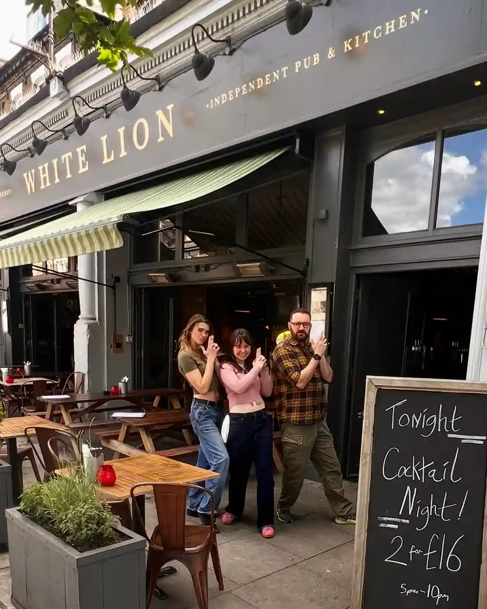 Wednesday and Thursday evenings are made for cocktails! Join this crack team of mixologists on our terrace for some delicious serves. 🍹🍸🌅🎉
.
.
.
.
#cocktails #stroudgreenroad #finsburyparklondon #urbanpubsandbars #humpday #margarita #negroni #oldfashioned