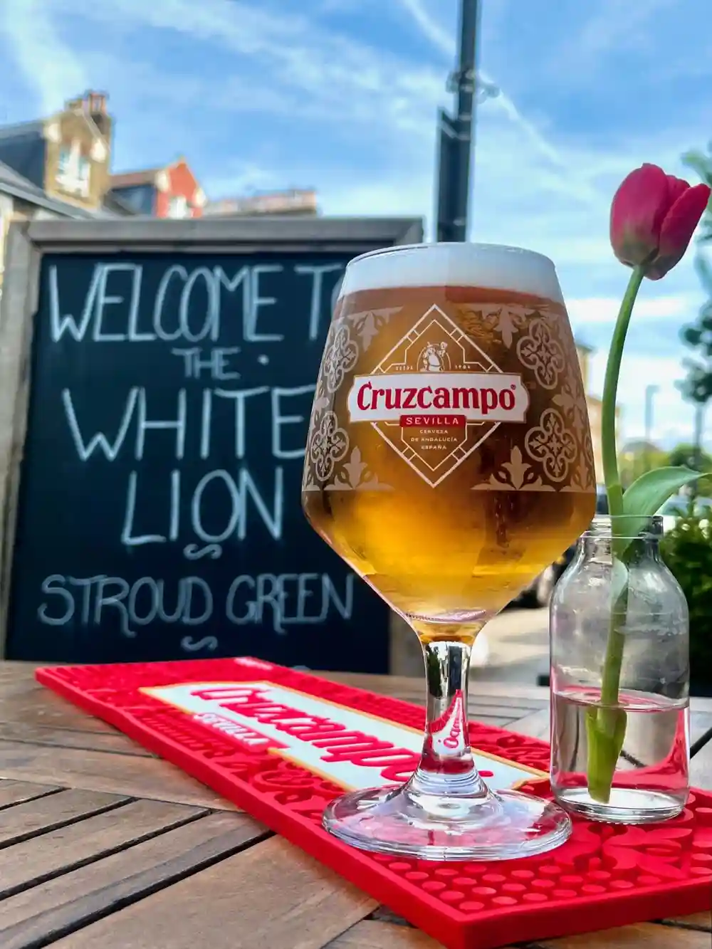 Cool yourself down with a deliciously ice-cold, refreshingly crisp Cruzcampo, now pouring on the bar! 🤤🍻☀️ #cruzcampo #whitelionn4 #finsburypark #stroudgreen #urbanpubsandbars #pints