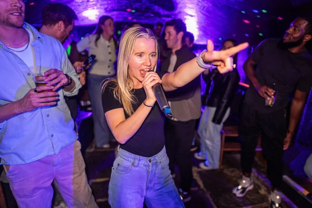 Get ready to sing your heart out and own the stage at The Queen’s Head karaoke!