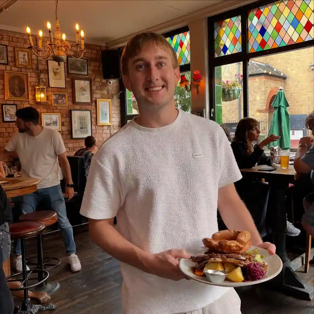On Sundays we roast. Come and grab yours while it’s hot 🔥 🥩
#sundayroast #exmoutharms #pub #summertime  #freshroast #exmoutharms #exmouthmarket #pubfood