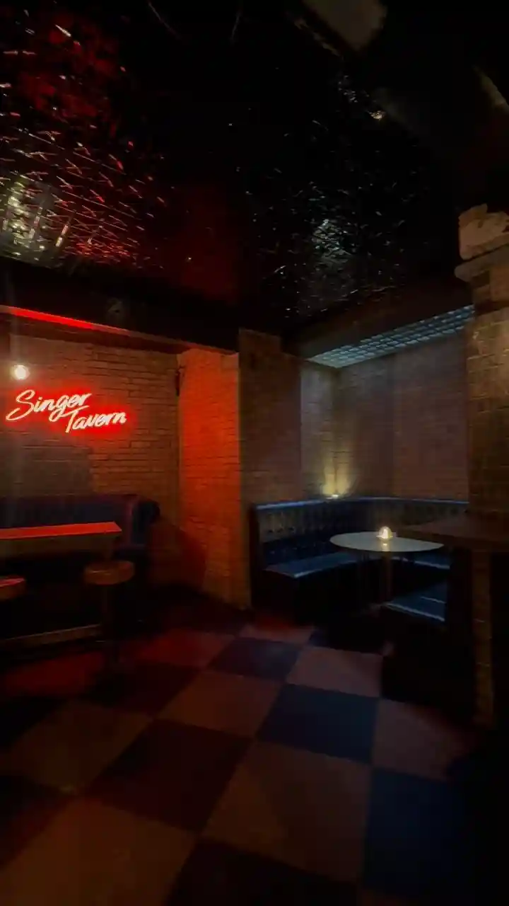 📍5CC Cocktail Bar, Singer Tavern
The perfect space for your cocktail hour, and even an evening reception for up to 100 Guests!