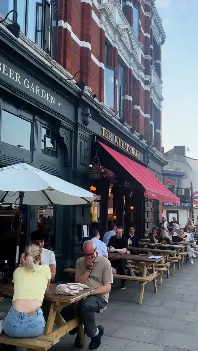 Bank Holiday vibesss 🪩 

-Friday is DJ night 🕺🏼 
-Saturday brunch 🍳 
-Football alll weekend ⚽️ 
-Live music Sunday night 🎶 
-Roasts served Monday too 😋 

#bankholiday #livemusic #premierleague
