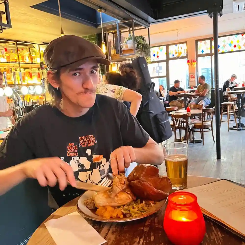 A cheeky chappie with a cheeky chicken roast 🐓❤️
#sundayroast #exmoutharms #pub #exmoutharms #exmouthmarket