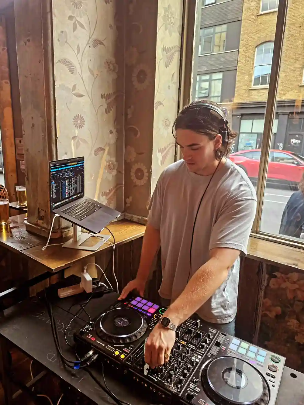 It's Friday!! Your pint’s poured, the beats are ready – DJ Jacob’s got the soundtrack covered 🎧🍺
#team #uk #pub #pubslondon #summerisntoveryet☀️ #shoreditch #fyp #fun #happy #commercial #commercialtavern #cocktails #beers #beer #djs