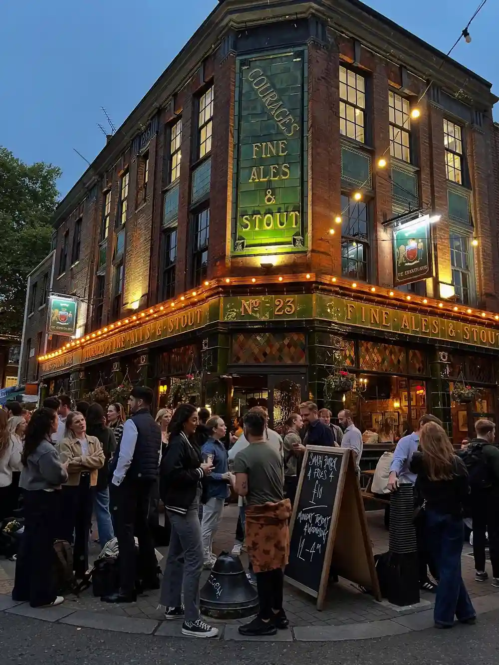A midweek refreshment is the best way to get through the rest of the week 🍻 
 
#exmoutharms #wednsday #pub #outside #exmouthmarket