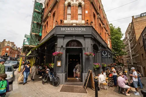 Stunning village pub in the heart of Hampstead. The Horseshoe is the perfect spot for great drinks, delicious seasonal food & absolutely the finest beer in North London. Our chefs work with some great producers and suppliers to create our ever-changing, seasonal food menu, and we pride ourselves on our stellar wine selection and sumptuous cocktails.
If you are looking for a spot for your favourite Sunday Roast in Hampstead after a walk on Hampstead Heath, the Horseshoe will fast become your new favourite. If you swing by, we guarantee a warm welcome and plenty of good vibes every day of the week!