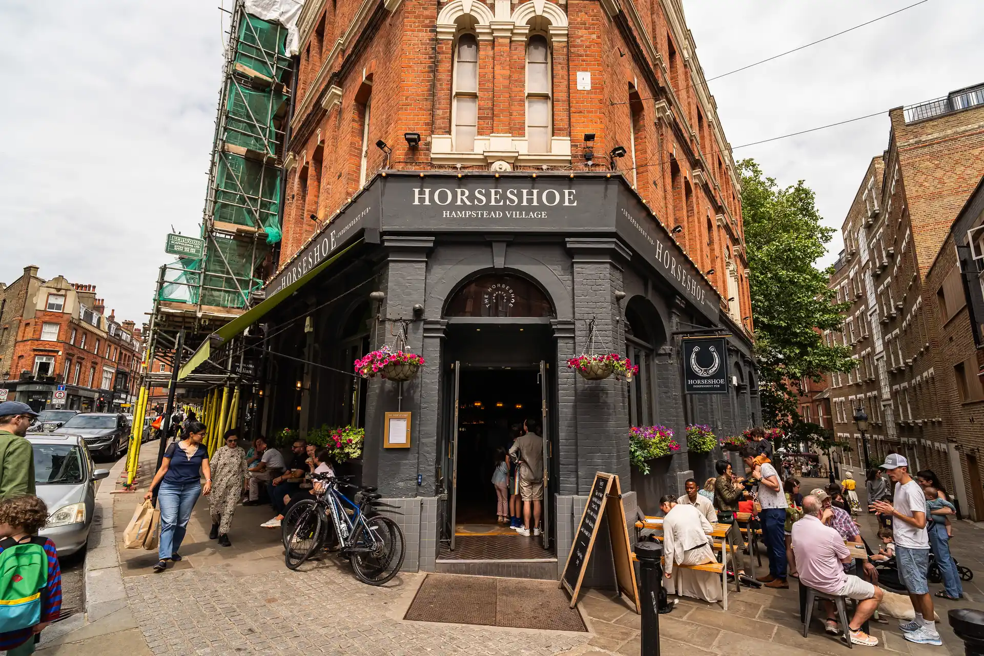 Stunning village pub in the heart of Hampstead. The Horseshoe is the perfect spot for great drinks, delicious seasonal food & absolutely the finest beer in North London. Our chefs work with some great producers and suppliers to create our ever-changing, seasonal food menu, and we pride ourselves on our stellar wine selection and sumptuous cocktails.
If you are looking for a spot for your favourite Sunday Roast in Hampstead after a walk on Hampstead Heath, the Horseshoe will fast become your new favourite. If you swing by, we guarantee a warm welcome and plenty of good vibes every day of the week!