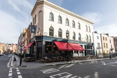 The Lord Wargrave is a smokehouse and whisky bar in Marylebone. With a cosy restaurant area and bar boasting over 200 whiskies, our authentic barbecue menu offers something for everyone. You'll find us just a short walk from both Edgware Road and Baker Street stations.