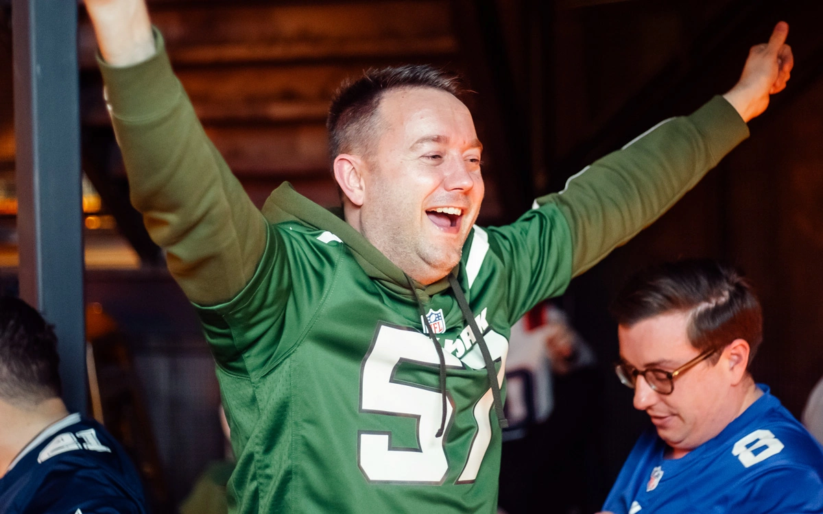 Catch the Super Bowl live at The Queen's Head on Feb 8th. Enjoy a buzzing late-night atmosphere, big screens, great food, and drinks. Book your spot now.