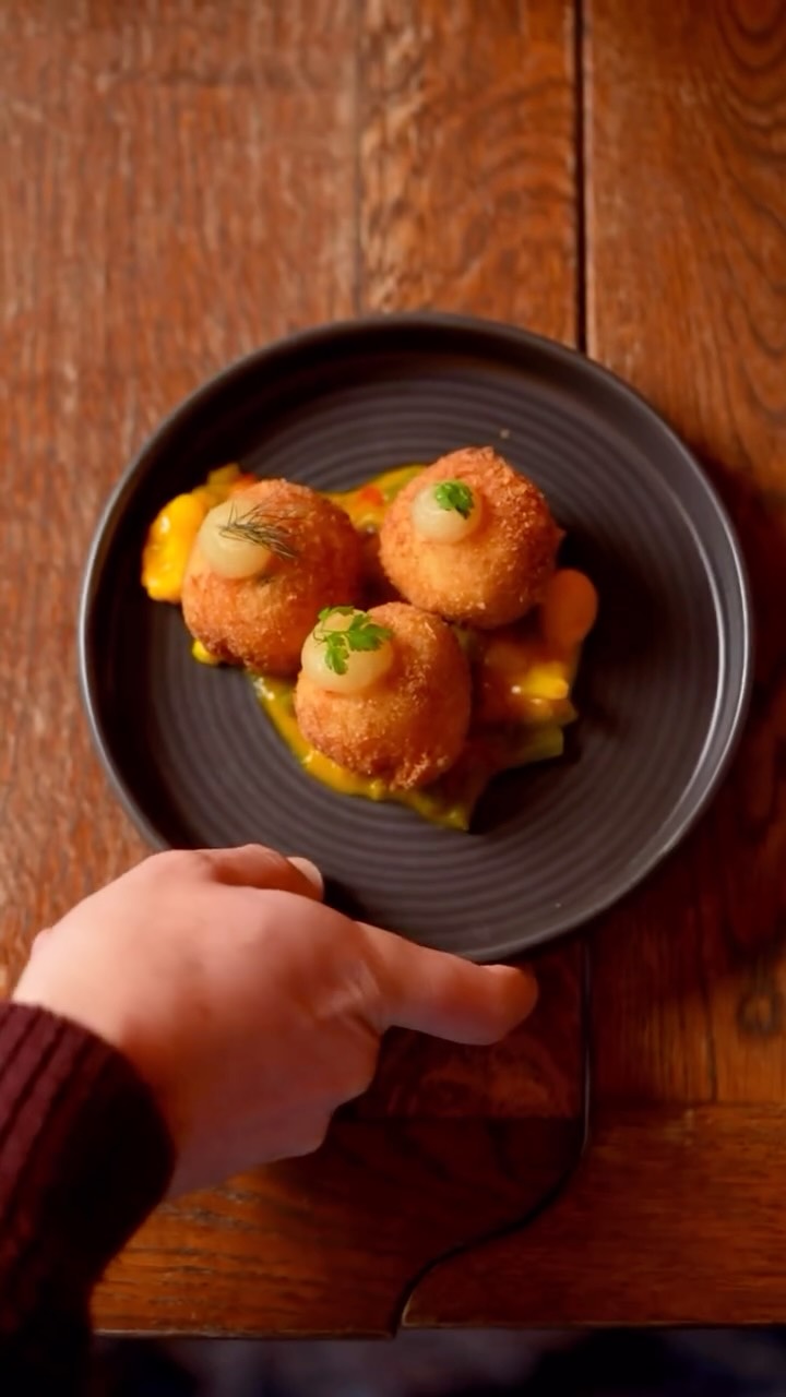 We’ve found the perfect pint side snack, our smoked ham hock & peppercorn croquettes 😍 they’re crispy on the outside, creamy on the inside and one bite approved!