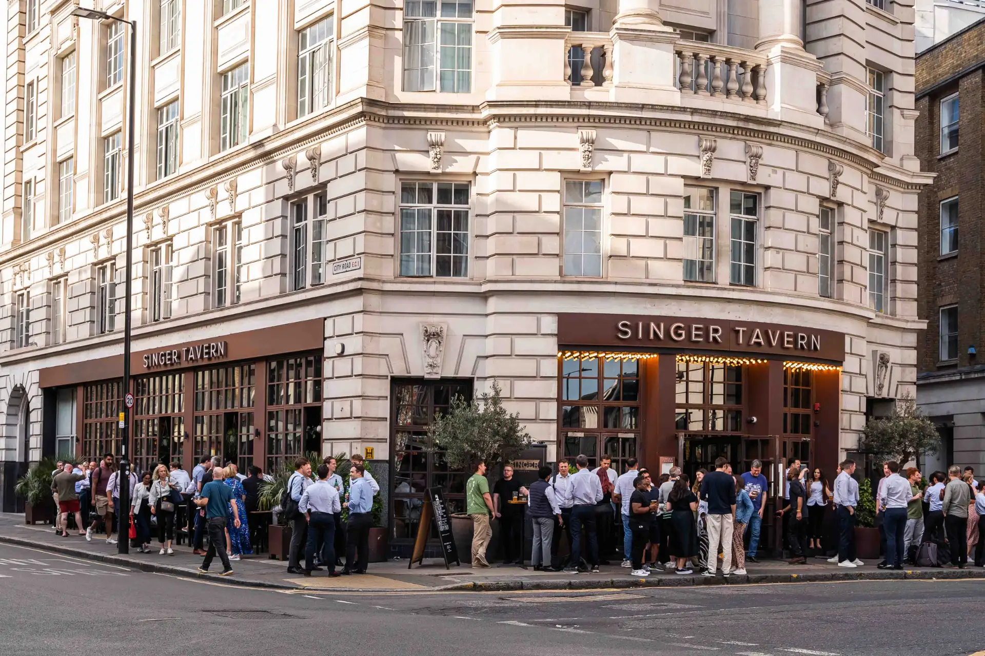 Discover Singer Tavern, a lively Shoreditch gem blending timeless charm with a modern twist. Savour incredible weekly specials, craft drinks, and unforgettable moments in our vibrant space. Its lively after‑work vibe is fuelled by an expertly curated rotating selection of craft beers, wines and cocktails, plus a hidden speakeasy‑style basement bar for those craving something extra .