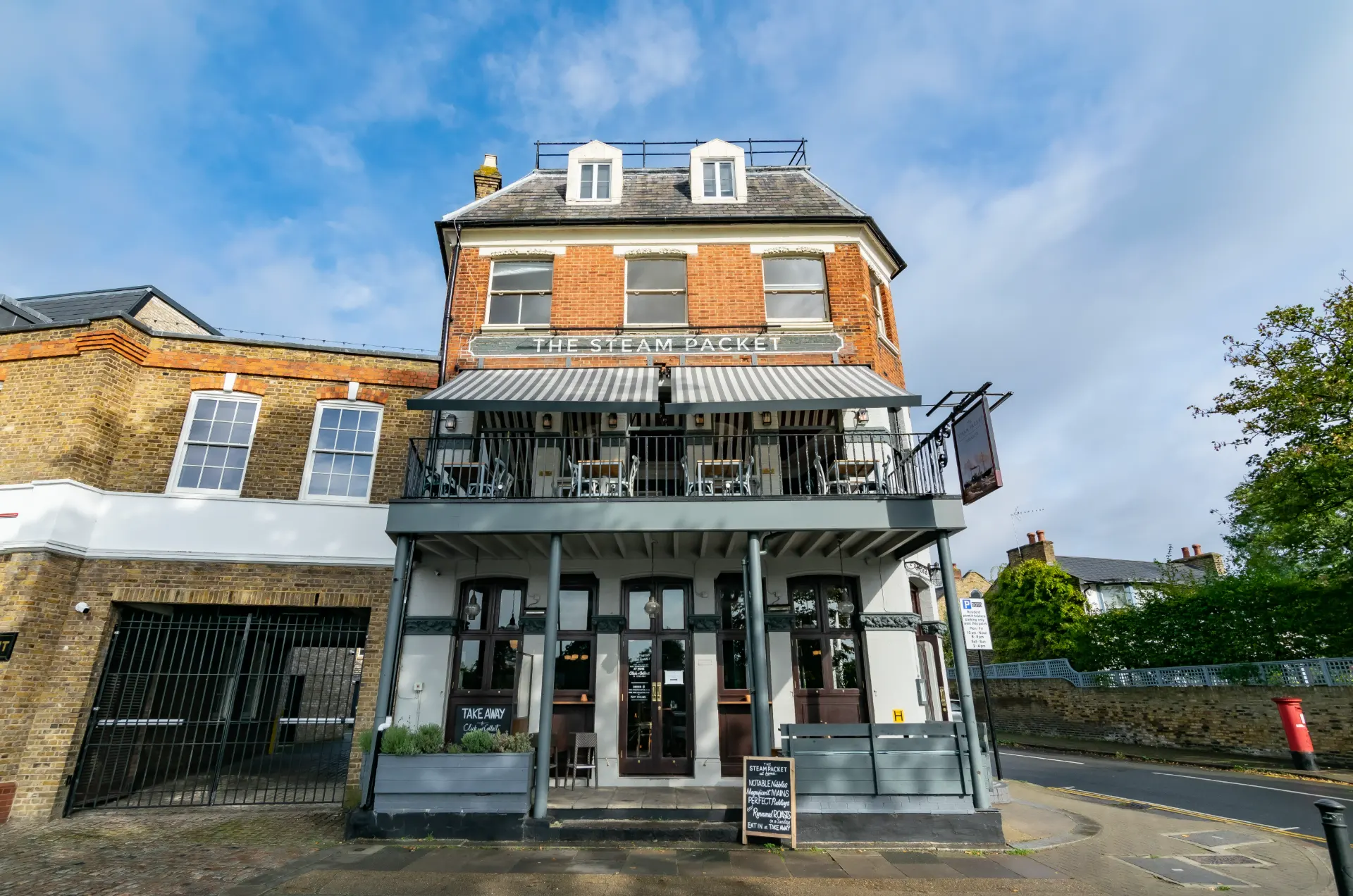 Perched along the River Thames near Kew Bridge, The Steam Packet boasts one of the most stunning riverside locations in West London. Named after the ships that once sailed past its doors since 1870, this pub offers a perfect spot to unwind, eat and drink after a stroll along the riverside. A unique venue where history, flavour, and unbeatable views come together.