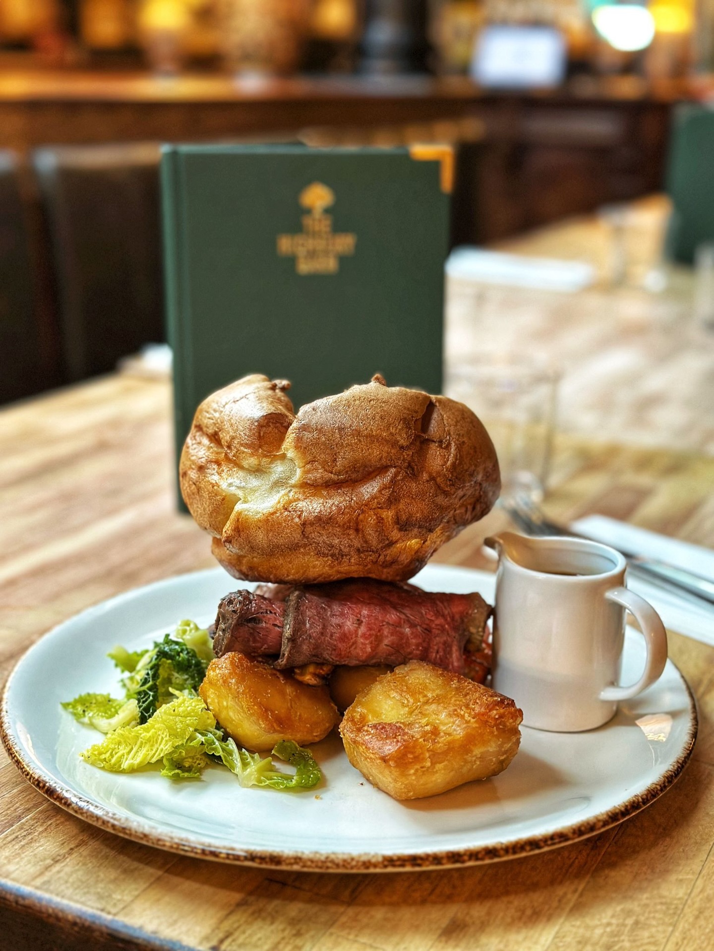Crafted with attention to detail — from the perfectly roasted beef to the crisp Yorkshire pudding.
.
.
.
.
.
#sundayroast #britishcuisine #roastdinner #yorkshirepudding
#roastbeef