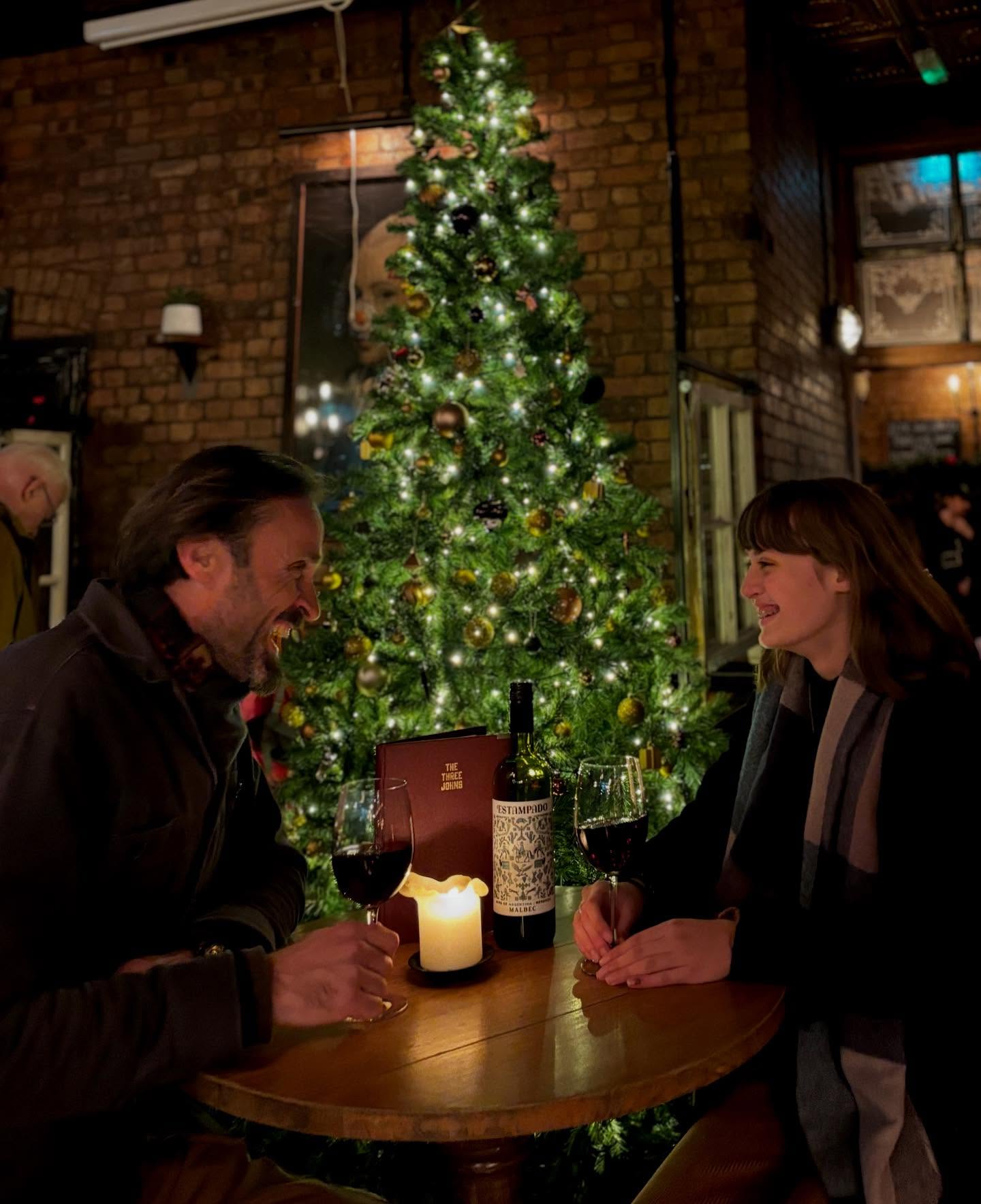 Middle of the week calls for a little Christmas treat 🎄 Perhaps a lovely bottle of our Estampado Malbec? 🍷