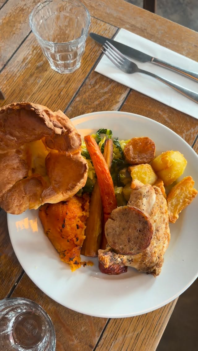 Your Sunday afternoon plans sorted 😋😋😋 

Our famous roasts are served from 12-9, book your sport now!

#roast #sunday #tooting