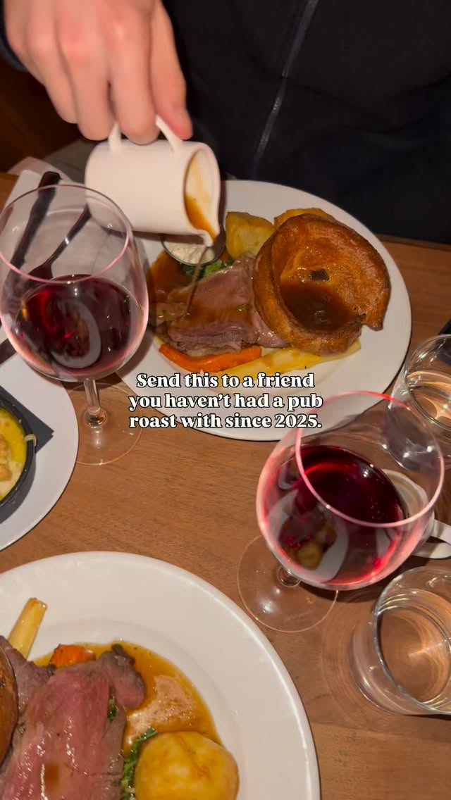 Our famous roasts are being served all day long AND our Irish trad band is back this evening!! Let’s end the weekend together 💫