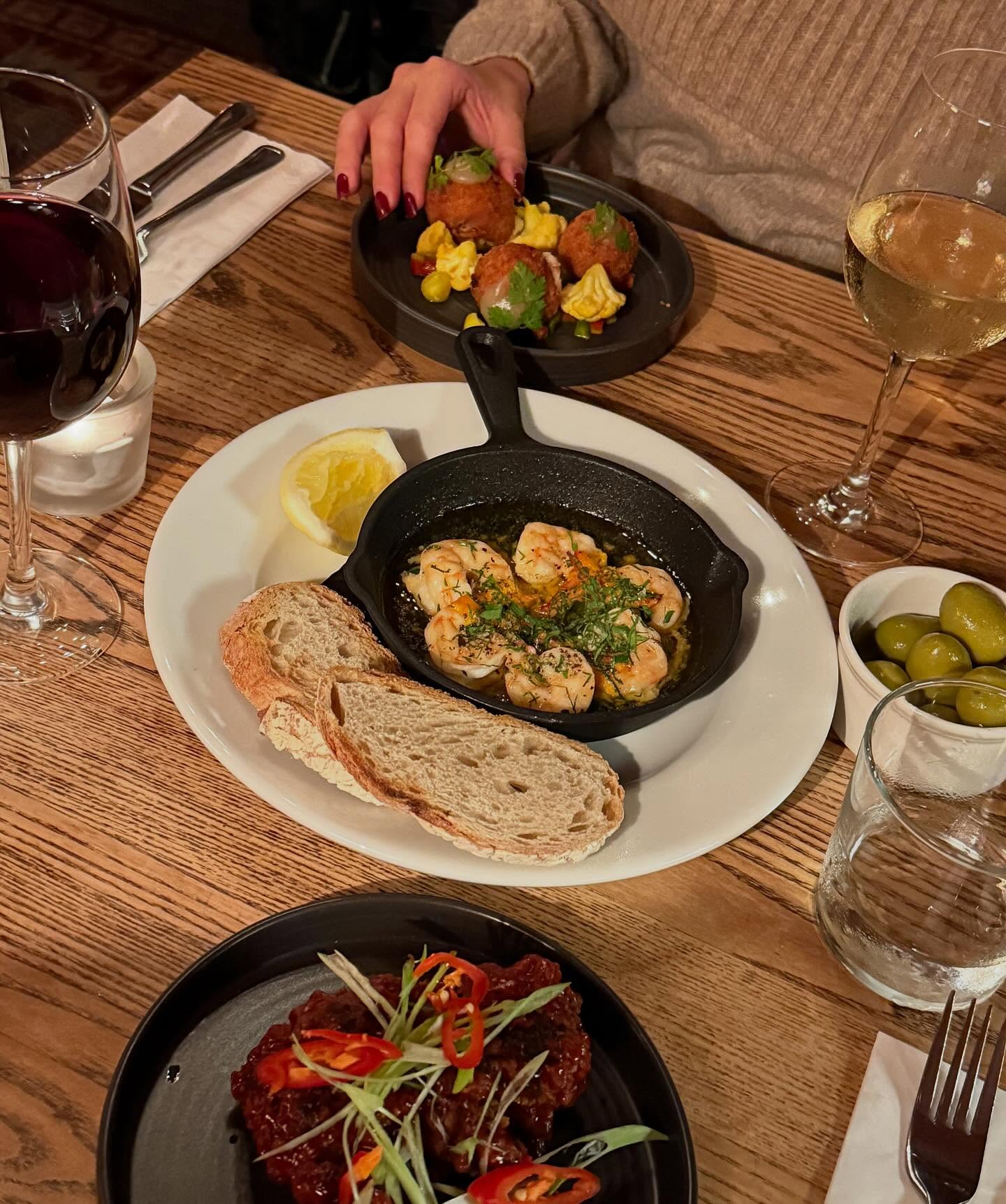 Small plates so good they can’t not be shared and paired with your favourite drink 🍷 

🍽️ Crispy chicken thighs with Korean ketchup
🦐 Chilli & garlic king prawns with toasted sourdough 
🍽️ Smoked ham hock & peppercorn croquettes with piccalilli 
🫒 Gordal olives