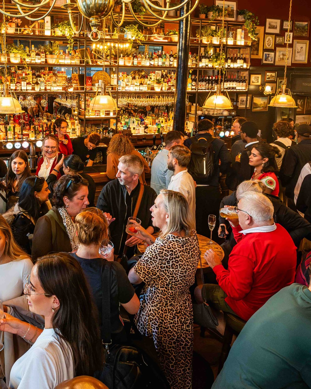 The atmosphere is heating up as the countdown to England vs Wales is ON! Come down early, grab a pint and enjoy the rugby from a great seat 🏉 🍺