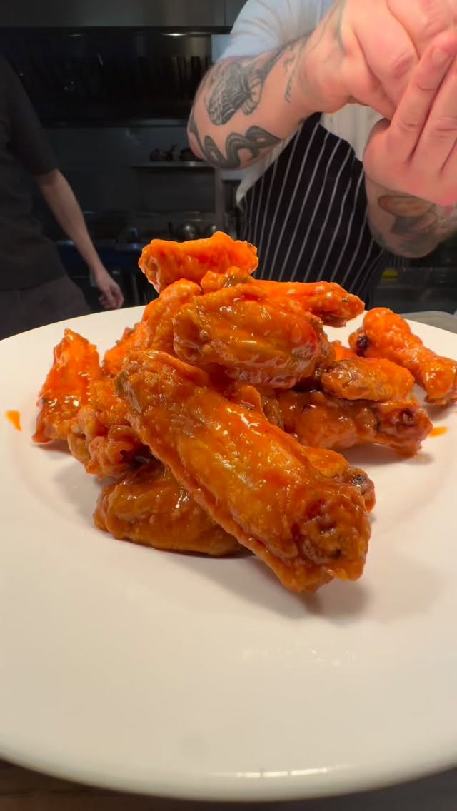 one whole kilo of wings. high quality hg walter poultry, with all sauces made in house. seasoned with sesame seeds and finely cut chives, with a ranch accompaniment. phwoar. created to enjoy alongside the six nations 🏉 . to share, or, to feast. reckon you could give it a go solo? comment below

#urbanpubsandbars #crouchend #thefoxatcrouchend #chickenwings #wingnight