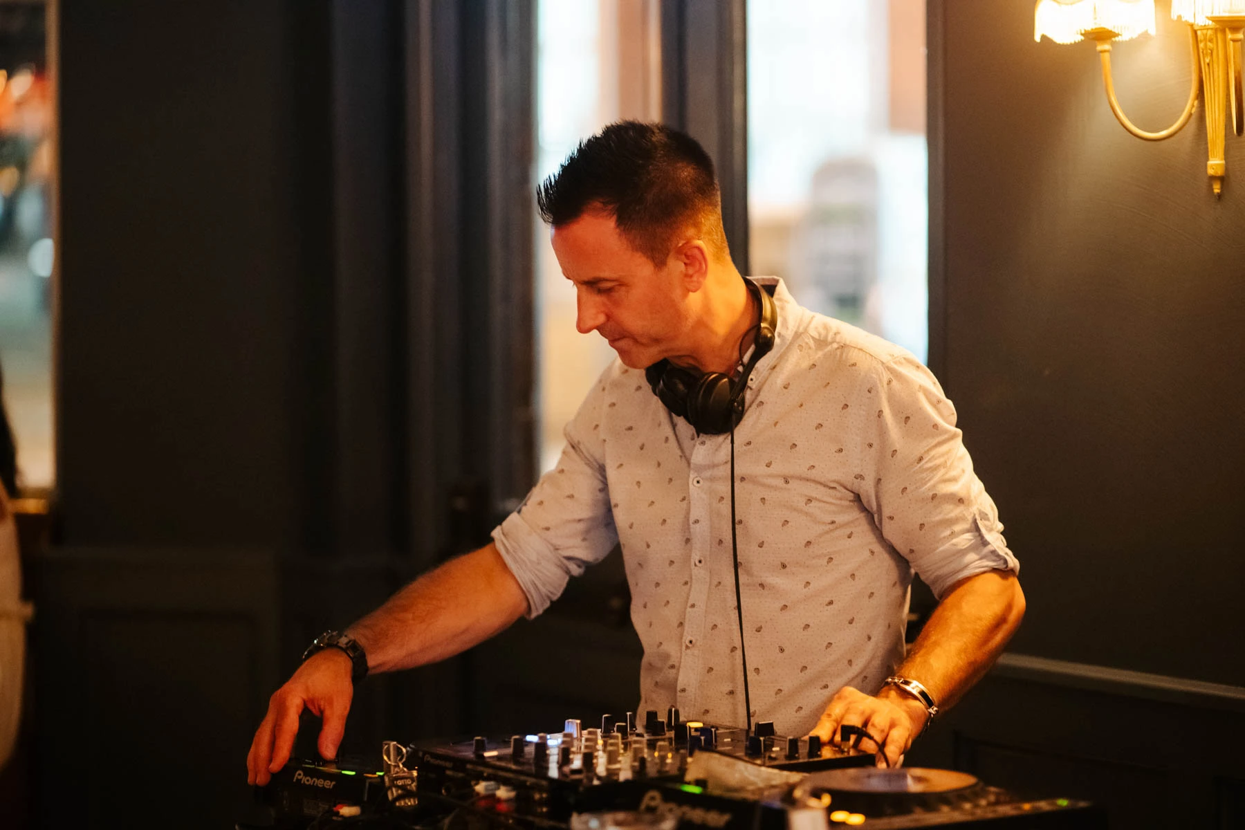 Kick off your weekend with delicious food, free-flowing drinks, and live DJ vibes at Old Street Tavern. Book online now!