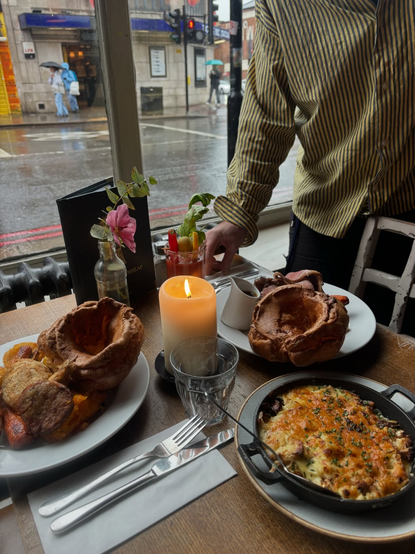 Now that’s what you call a Sunday lunch - join us for Tooting’s favourite roast dinners all the way until 9pm 😋😋

Football on screens all afternoon & Arsenal v Chelsea @ 4:30 ⚽️ plus weekly quiz night at 8pm! ⁉️ 

#sunday #sundayroast #sundaylunch