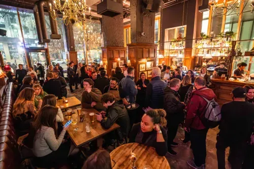 Located in the heart of one of London’s most vibrant areas, Old Street Tavern is a modern pub blending tradition with a lively, welcoming atmosphere. Perfect for locals and visitors alike, it’s the go-to spot for midweek lunches, after-work drinks, and leisurely meals. With great food, craft beers, fine wines, and expertly mixed cocktails, every visit captures the vibrant spirit of the City of London.