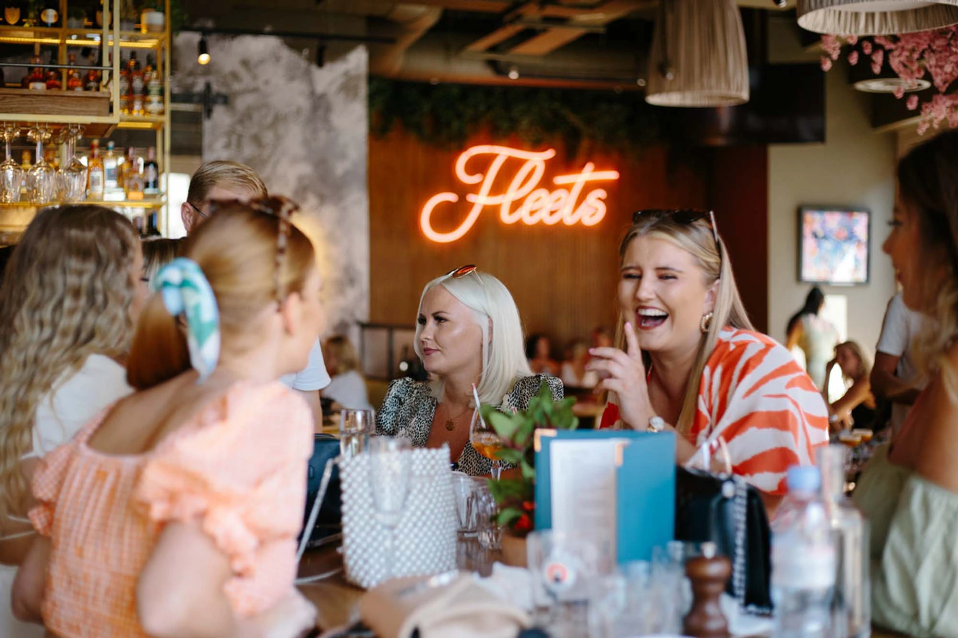 90 minutes of free-flowing drinks, delicious dishes, and live DJ vibes under the shadow of St. Paul's Cathedral.