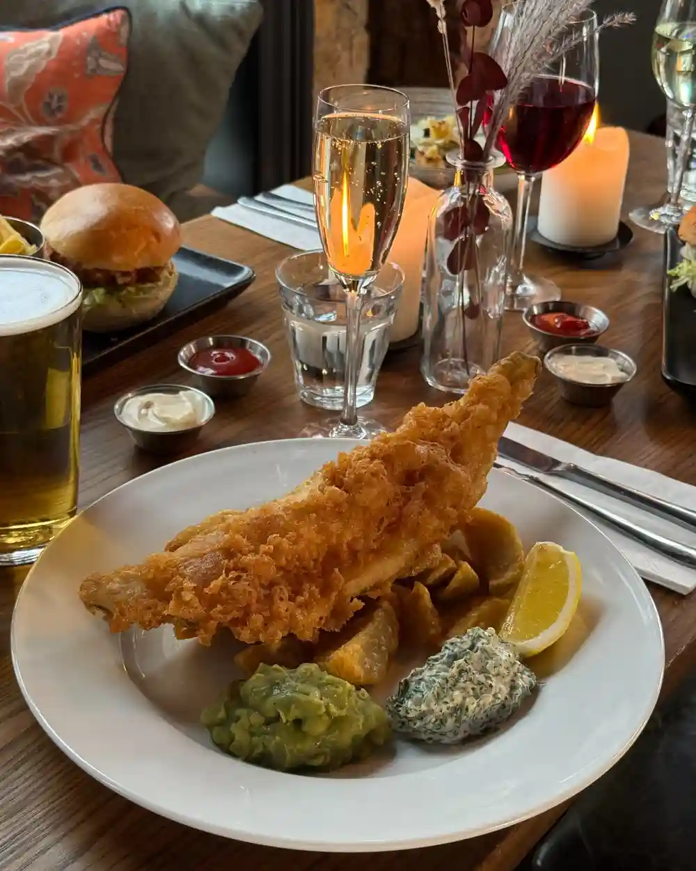 A proper pub classic 🤝 but only if it’s done right.

No soggy batter. No cutting corners. No doing it by halves.

Just golden, crispy, exactly-how-it-should-be fish & chips. 🎣🍟

Check our full menu at the link in bio 🔗
