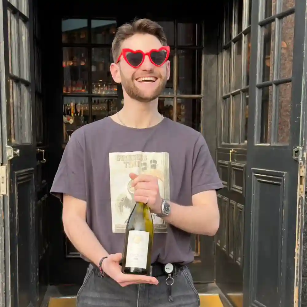 White wine in the sunshine? ☀️

This week our favourite is the Pouilly-Fumé, made from Sauvignon Blanc grapes and carrying a long fruity finish!

Enjoy a bottle alongside one of our tasty pizzas and celebrate the weekend in style 😎 

#threejohns #weekend #fridayfeels #sunshine