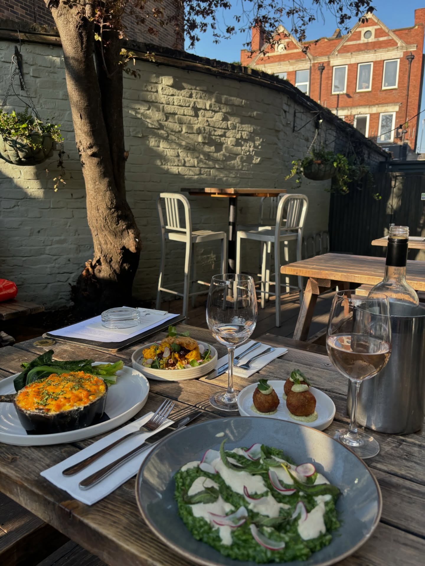 Our spring menu has arrived! 🌱🌱🌱
We’re a little bit in love with spring produce - fresh green veggies, an abundance of cauliflower & radishes, British lamb… come and try our new dishes this weekend! ☀️
#springmenu #seasonalfood #seasonalproduce #britishproduce