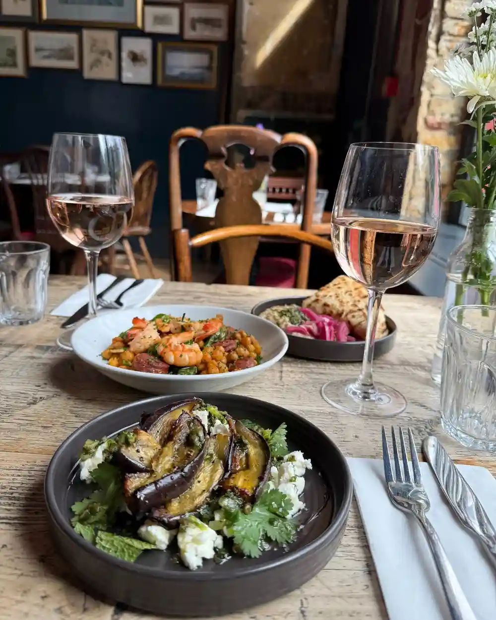 Got any weekend plans? Come visit us at The Red Lion, we have great drinks, delicious food and all the good vibes.