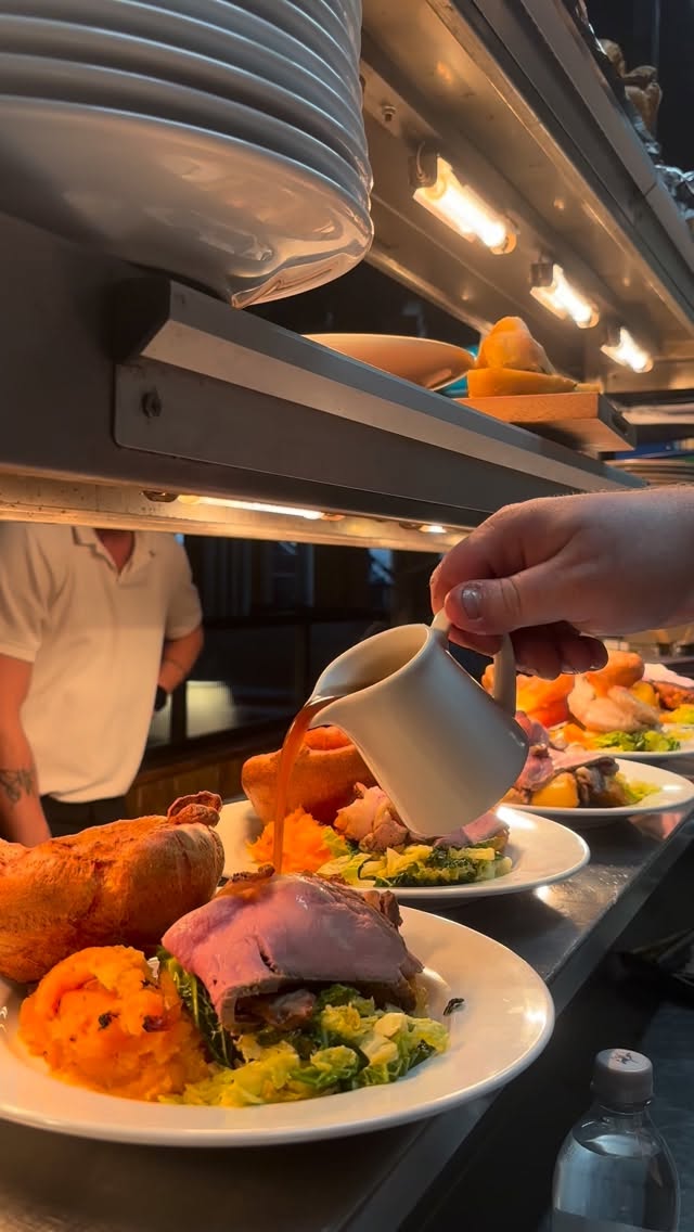 Happy Easter 🐣 🐣 🐣
Join us for lunch this afternoon - we’re serving your favourite Sunday roasts all the way until 9pm! 😋
We’re also open late for the bank hol with music from @jamesormusic from 9:30 too! 🕺🏼🕺🏼
#bankholiday #eastersunday #sundayroast