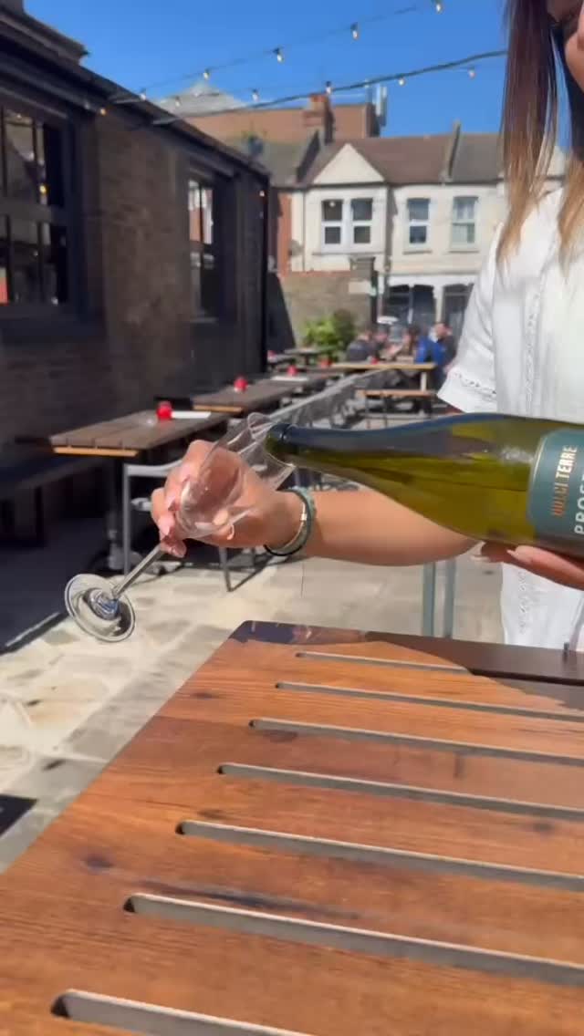 Are you running the marathon this Sunday? Come in and show us your medal and a glass of Prosecco, pint of lager, or soft drink is on us! Wishing you all the best, we can wait to see you! #londonmarathon #tooting #swlondon #freeprosecco #londonpubs