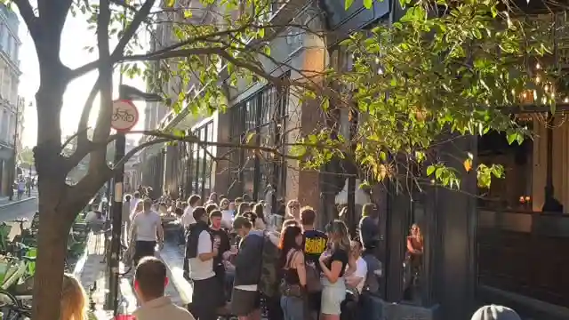 This could be you with that 5pm post work pint… 🍻 it just hits different this time of year 😍😍