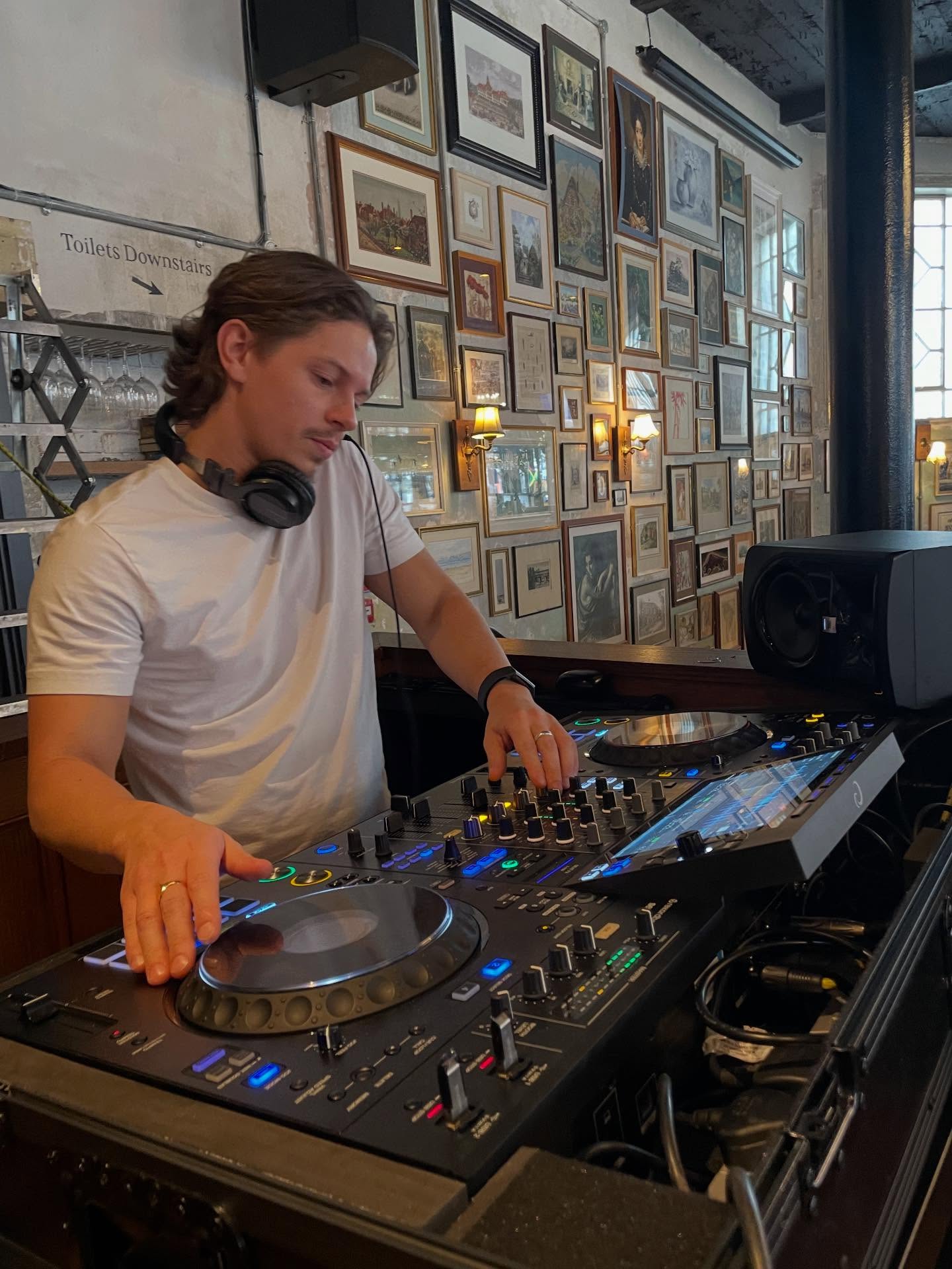 Bottomless is a go! 90 minutes of free flowing drinks with you’re closest pals and some bangin’ tunes… We love a Saturday 😍😍
@fabianbasso on the buttons today 🕺🪩