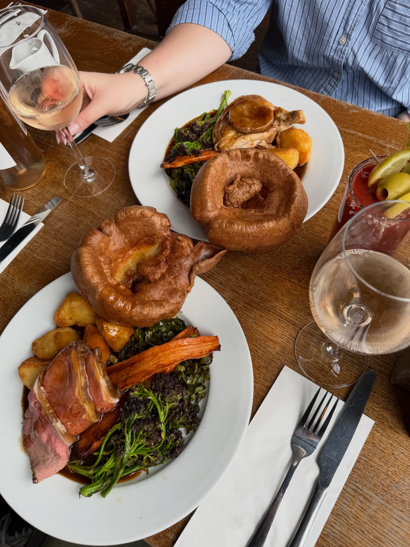 Happy Sunday, Tooting 🫶🏼
How good do our Sunday roasts look today? The best news - they’re being served today AND tomorrow! 😋
We’ve got a lot going on today - live football all day, pub quiz @ 8pm & live music from @caoirne at 9 o’clock! What a bank holiday 🕺🏼🕺🏼
#sundayroast #sundaylunch