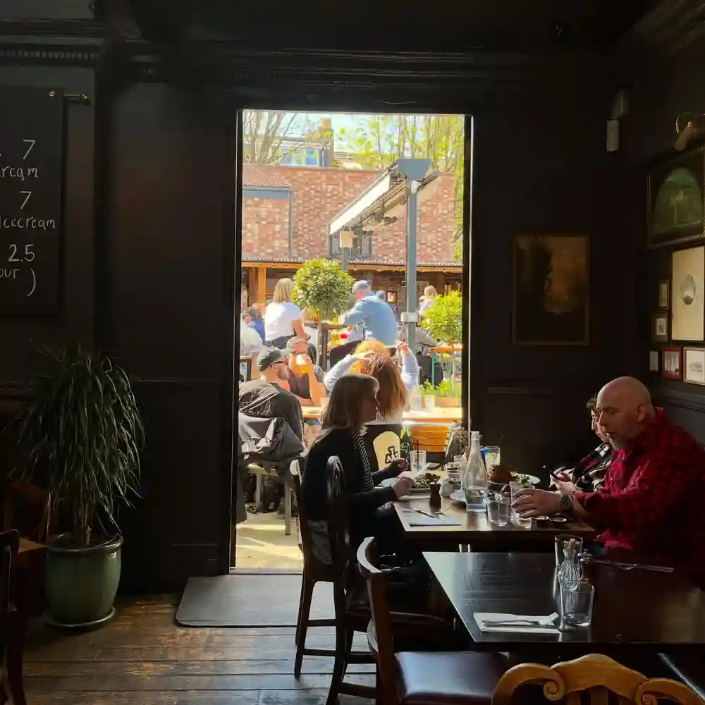 Inside outside flow. Come and enjoy the sun in our bustling beer garden, or sit inside for a chilled out lunch! ☀️🌷🍻