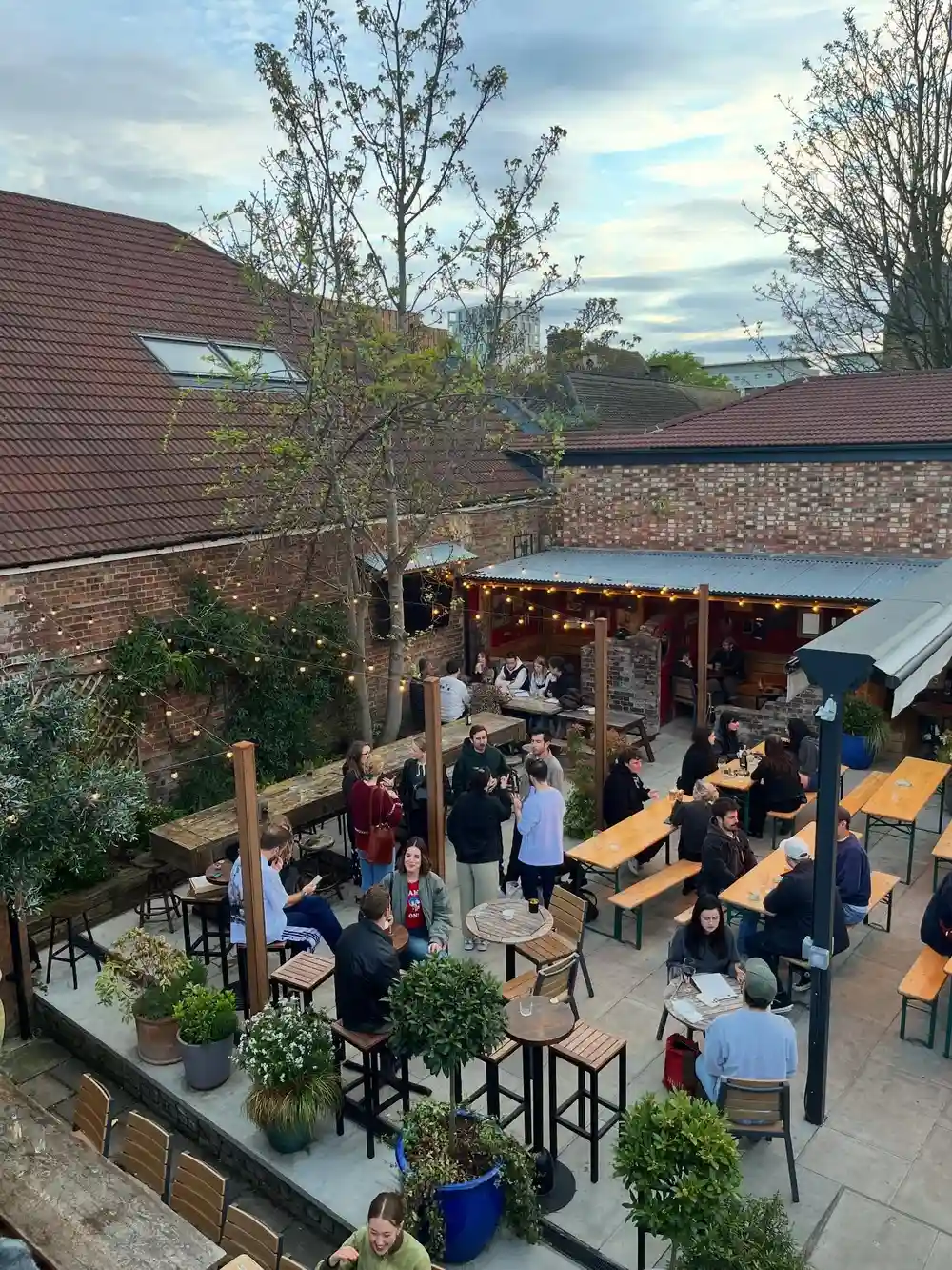 Summer’s coming! Enjoy the lighter evenings in our garden. 🌻🌷