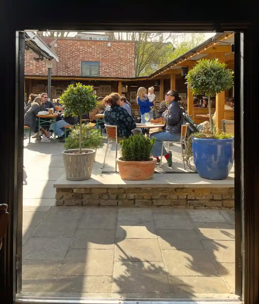 Sunday catchups in the sun ☀️ Book your space in our lovely beer garden for the weekend!