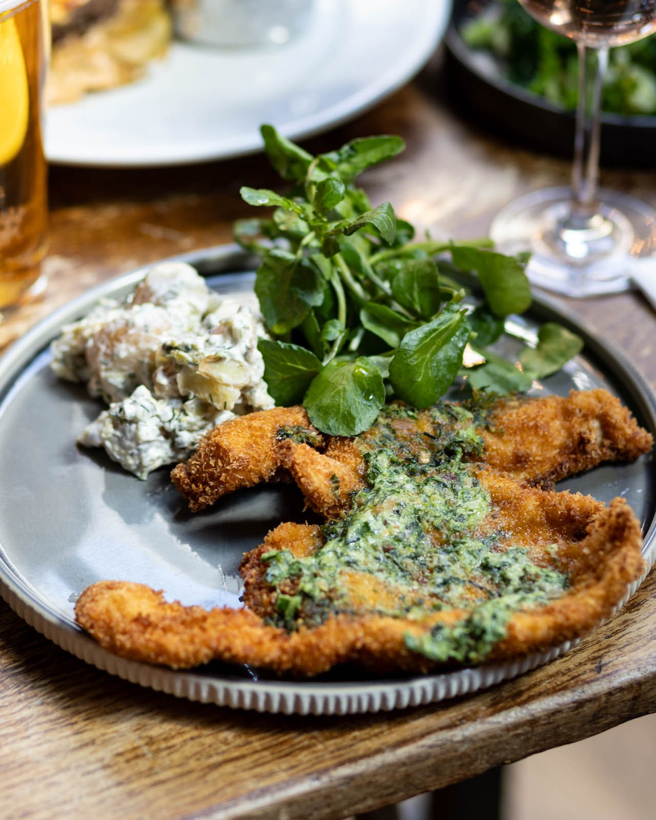 Chicken schnitzel, wild rocket, shaved fennel & Parmesan, roasted garlic & herb butter… simple, filling, and exactly what you need before Friday pints 🍻

Stick around once you're full - we’re showing England vs Uruguay friendly ⚽