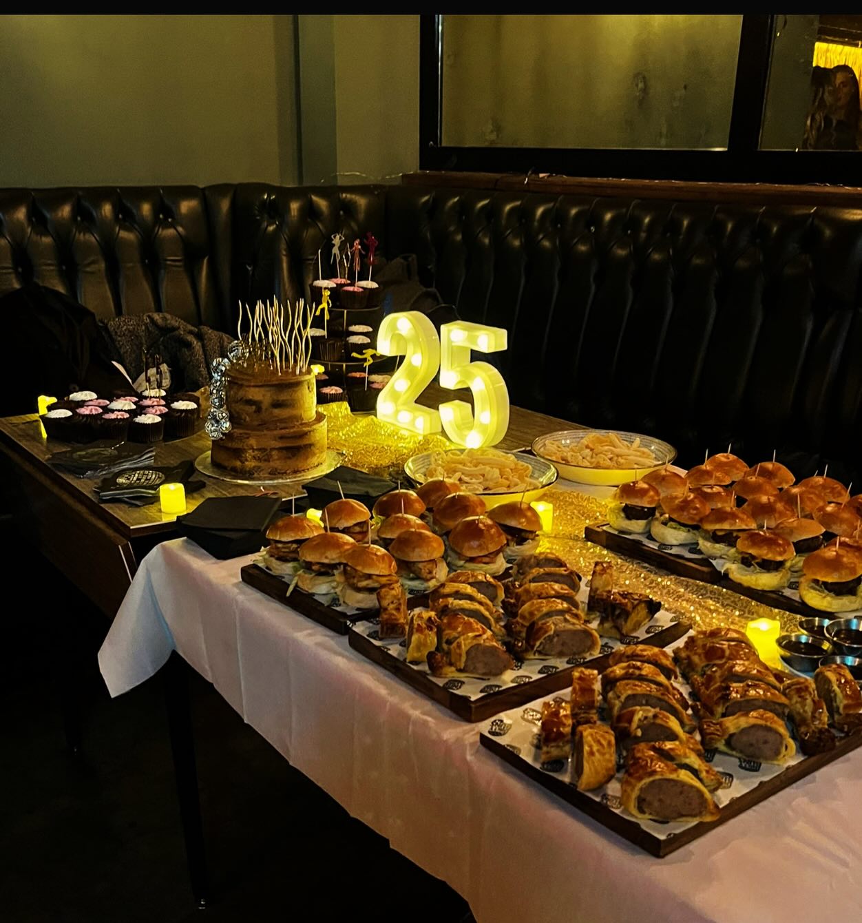 Got a birthday coming up? Why not book our basement bar!
Capacity of 100 people 🎉
Food and drinks packages available 🍔 🍹
Decorate the room how you like 🎈
Dm us now to book!
